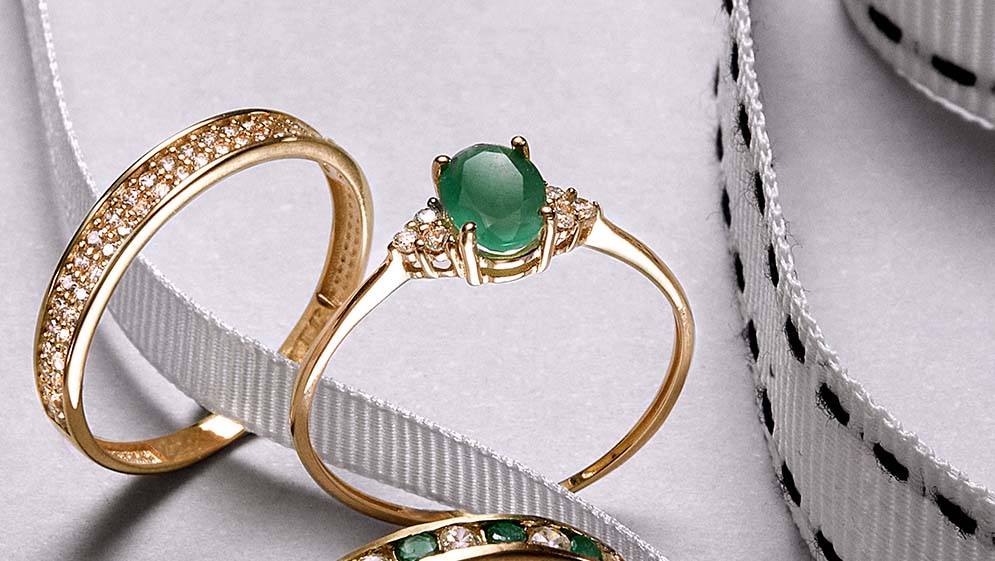 El anillo con piedra verde: significado y curiosidades 
