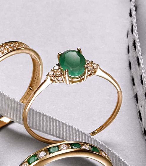 El anillo con piedra verde: significado y curiosidades 
