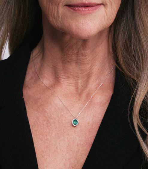 The green stone necklace: meaning and curiosities